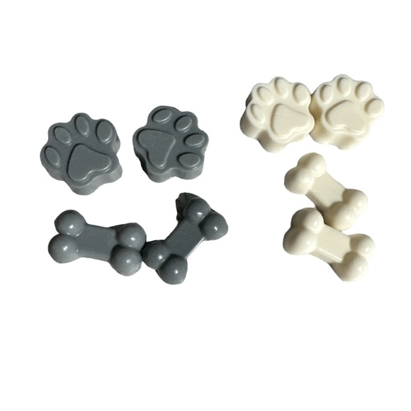 Hand Crafted Soap Charcoal eucalyptus & vanilla Bones 🐾 - Picture 4 of 5